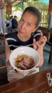 Piya Sawetpikul Instagram - #ก้องต้องกิน ร้านนี้ #ก๋วยเตี่ยวป้าห่อ #ราชบุรี เพื่อนรัก #ท็อปดารณีนุช @topdaraneenute พูดถึงความอร่อย มาหลายต่อหลายเพลา มาถึงคราวที่ต้องพิสูจน์ความอร่อย บอกเลยค่ะว่า #ก๋วยเตี่ยวแห้งเส้นกลาง #เส้นไม่ใหญ่ไม่เล็ก #อร่อยสุด #ลูกชิ้นหมูปิ้ง #น้ำจิ้ม #อร่อยอะ #ข้าวต้มมัด #ข้าวเหนียวปิ้ง #ขนมใส่ไส้ #อร่อยจนต้องห่อกลับ #การันตีความอร่อน แวะไปลองชิมกันนะคะ #ไม่ผิดหวัง ก๋วยเตี๋ยวป้าห่อ@ปากท่อ ราชบุรี
