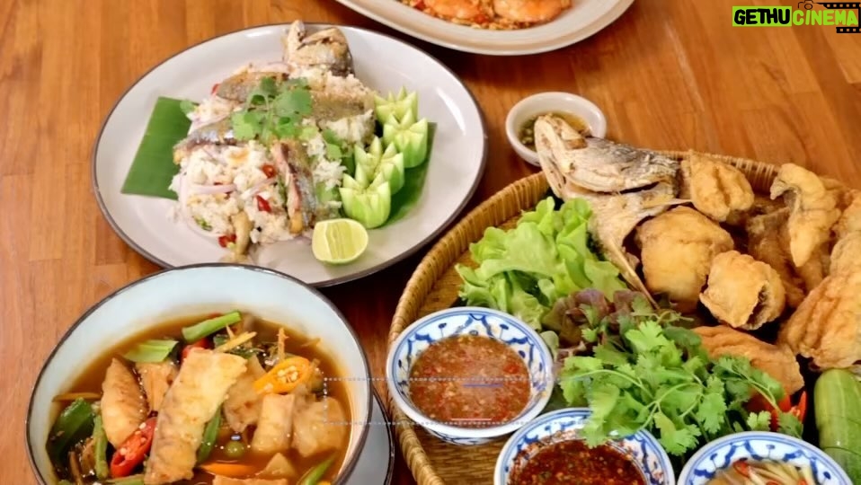 Piya Sawetpikul Instagram - ล้อมวงกินข้าว ริมฝั่งคลอง นัดกันอาทิตย์นี้ไปร้านบรรยากาศดี อร่อยครบเครื่องสำรับไทย ละเลียดบรรยากาศร่มรื่น สองฝั่งน้ำ ลิ้มรส น้ำพริกระกำสูตรดั้งเดิม แกงป่าปลาคังชิ้นโตๆ ปลากระพงทอดกรอบน้ำจิ้มสุดแซ่บ ยำชะอมทอดหากินยาก ตบท้ายด้วยของหวานสุดละมุน เหมาะที่สุดสำหรับวันหยุดพิเศษของครอบครัว แนะนำให้เลยใน #ลิ้นติดโปรGoติดดาว อาทิตย์นี้ 07:50น. ดูทีวีกด33ดูมือถือกด3plus @topdaraneenute @ishant_mav @babybee_happy @nare_naja