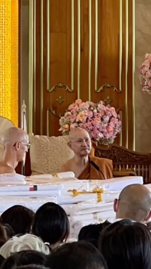 Piya Sawetpikul Instagram - ๒๖/๑๑/๖๖ ขอบพระคุณ #กัลยาณมิตร คุณ #ท็อปดารณีนุช @topdaraneenute ที่เป็นสะพานบุญชวนมาร่วมงานบุญกฐิน พระอาจารย์อัครเดช (ตั๋น) ถิรจิตฺโต วัดบุญญาวาส อ.บ่อทอง ชลบุรี
นอกจากได้ร่วมบุญใหญ่และเป็นสะพานบุญให้กัลยาณมิตรแล้ว คุณ #ท็อปดารณีนุช ยังได้พบพระลูกชาย ได้สนทนาธรรมกัน ซึ่งโยมแม่ก็ปีติใจอย่างยิ่ง

“การทอดกฐิน” 

อานิสงส์ของการร่วมทำบุญทอดกฐิน

1. ทำให้เป็นผู้มั่งคั่งมีทรัพย์สินมาก และประสบความสำเร็จในหน้าที่การงานได้โดยง่าย
2.ทำให้เป็นผู้มีจิตใจแช่มชื่น บริสุทธิ์และผ่องใสอยู่เสมอ
3.ทำให้เป็นผู้มีจิตใจตั้งมั่น เป็นสมาธิและเข้าถึงธรรมได้โดยง่าย
4.ได้ชื่อว่าเป็นผู้สามารถใช้ทรัพย์สมบัติให้เกิดเป็นบุญกุศลติดตัวไปในภพเบื้องหน้าได้อย่างเต็มที่
5.ทำให้เป็นคนรูปงาม ผิวพรรณงาม เป็นที่รักของคนทั่วไป
6.ทำให้เป็นผู้มีชื่อเสียง เกียรติคุณ น่ายกย่องสรรเสริญ เป็นที่ตั้งแห่งศรัทธาน่าเคารพนับถือ

บุญประเพณีเป็นของพุทธศาสนิกชนไทยมีมาช้านาน สันนิษฐานว่าเริ่มมีมาแต่แรกที่รับพระพุทธศาสนาเถรวาทเข้ามาในดินแดนประเทศไทย 
ซึ่งอาจมีปฏิบัติประเพณีนี้มาตั้งแต่สมัยทวาราวดี 
แต่มาปรากฏหลักฐานชัดเจนว่าชาวไทยได้ถือปฏิบัติในการบำเพ็ญกุศลในเทศกาลกฐินในสมัยกรุงสุโขทัยเป็นราชธานี
 
ขอเชิญโมทนาบุญร่วมกันนะคะ🙏🙏🙏