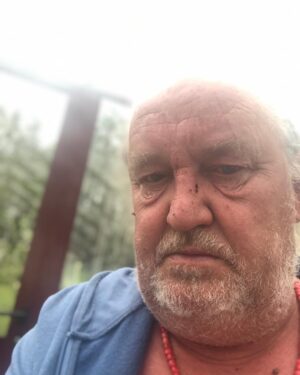Plura Jonsson Instagram - Sitter i växthuset, råkade snubbla in i en rosbuske igår, lite rivsår, annars är allt toppen