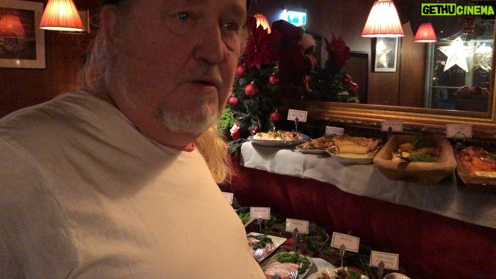 Plura Jonsson Instagram - Sista 3 dagarna. Välkomna till mitt julbord på Stortorgskällaren i Gamla Stan. Mina bästa julbordsrecept och min egen glögg, öl och akvavit. #plurasjul #pluraskök #plura #torpetsakvavit #pluraglögg #maltelager