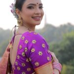 Pooja Banerjee Instagram – Winter wedding.. Kanjeevaram Saree… Delhi Weather the kind of combination even I wouldn’t have imagined…. Always a saree lover….
🪻Saree by @kankatala
🪻 Hair and Make up by @geetanjalisalaon
Floral jwellery by @florenzaaflowers New Delhi