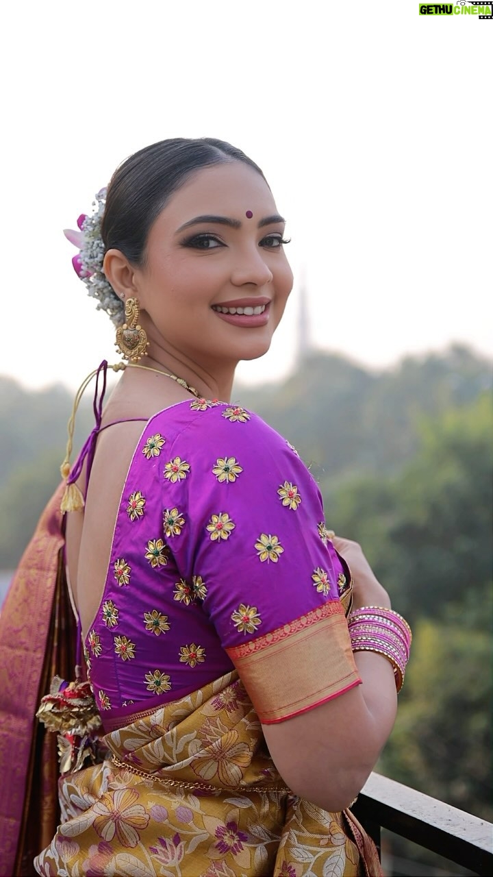 Pooja Banerjee Instagram - Winter wedding.. Kanjeevaram Saree… Delhi Weather the kind of combination even I wouldn’t have imagined…. Always a saree lover…. 🪻Saree by @kankatala 🪻 Hair and Make up by @geetanjalisalaon Floral jwellery by @florenzaaflowers New Delhi