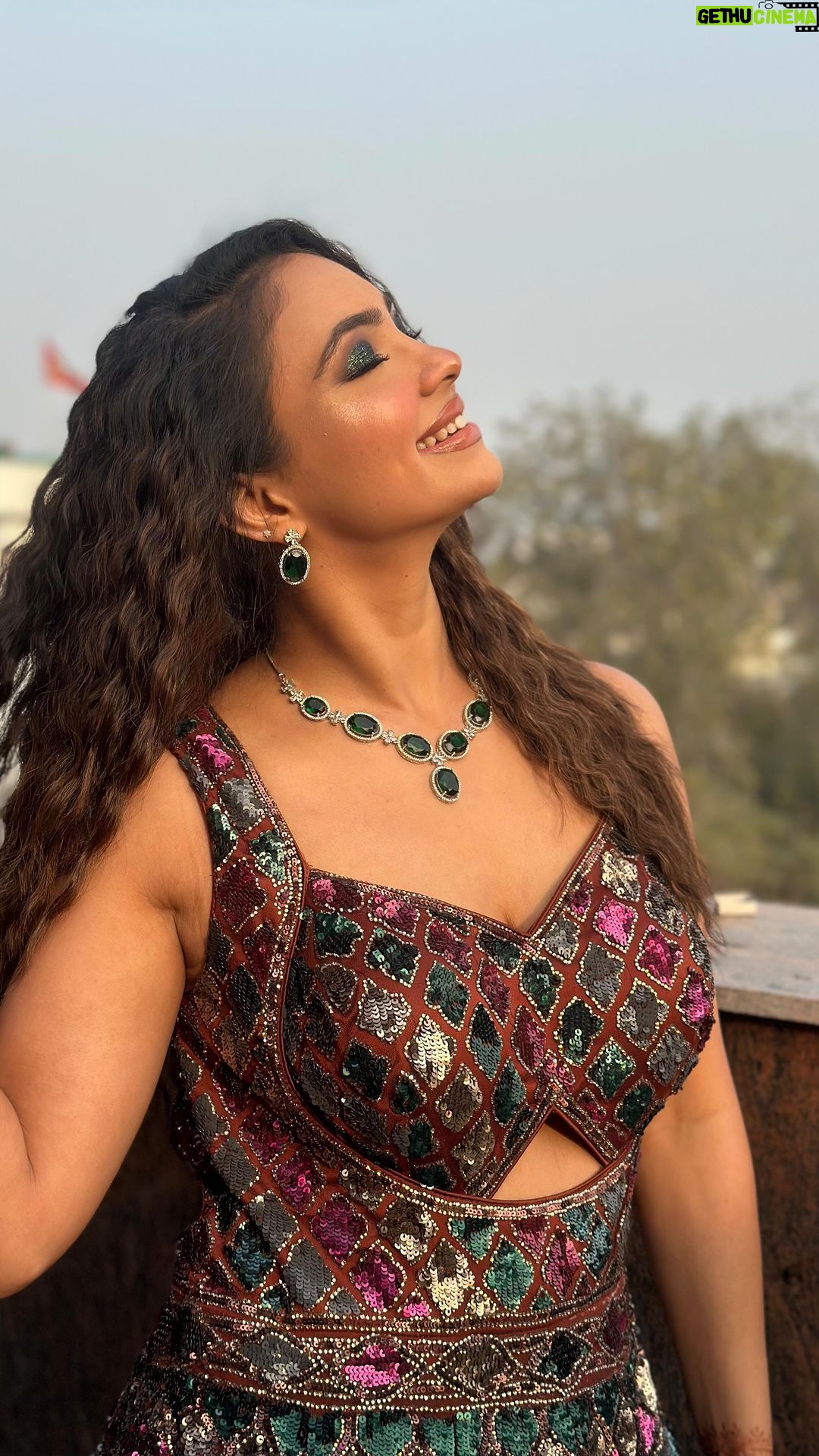 Pooja Banerjee Instagram - Dreaming in shades of glam ✨ . . H&M @geetanjalisalon @the.esthetic.glance Outfit @sahilfashionbazar . . #weddingbells #poojabenarji #geetanjalisalon