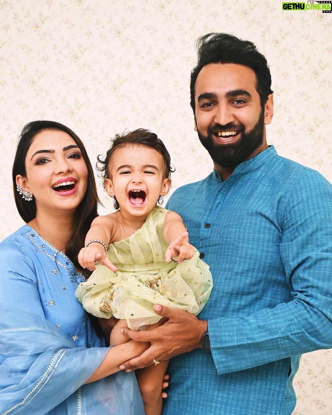 Pooja Banerjee Instagram - Vibing with our angel’s vibe for this Diwali… Happy Diwali to all of you from Sana , Pooja & Sandeep.