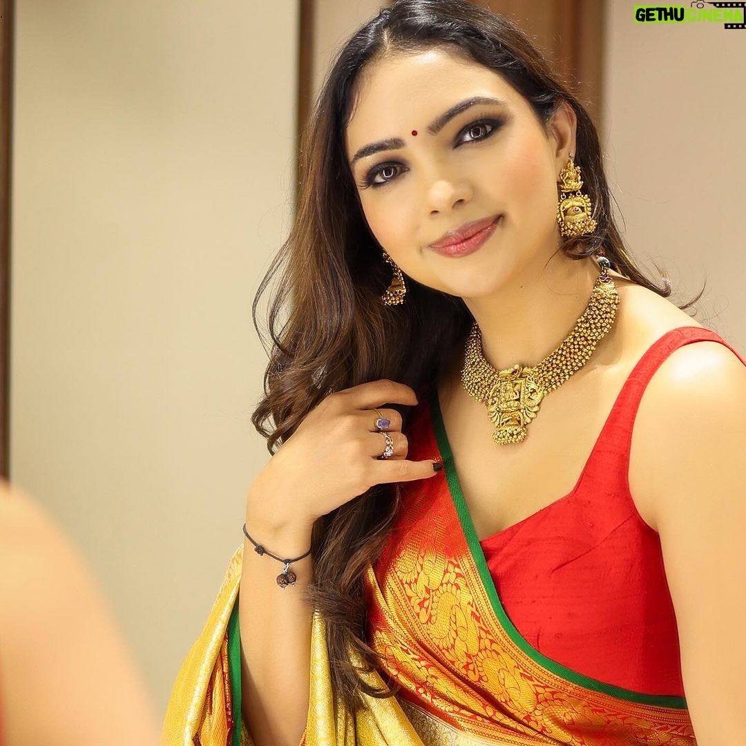 Pooja Banerjee Instagram - Just like my saree I’m woven with elegance, grace and finesse… ⚜️ Saree by @kankatala ⚜️HAIR & MAKE-UP BY @change_salon_professional ⚜️ Shot by @adphottography #PoojaBanerjii #KanjeevaramSaree #DrapeDiaries #sareelove #sareeloverforever #saree #Bengaligirl Nagpur