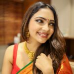 Pooja Banerjee Instagram – Just like my saree I’m woven with elegance, grace and finesse… ⚜️ Saree by @kankatala
⚜️HAIR & MAKE-UP BY @change_salon_professional
⚜️ Shot by @adphottography
#PoojaBanerjii #KanjeevaramSaree #DrapeDiaries #sareelove #sareeloverforever #saree #Bengaligirl Nagpur
