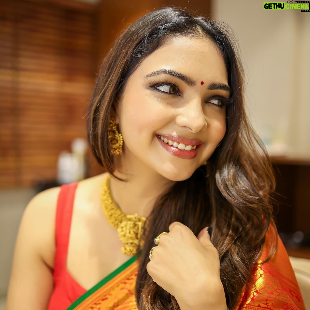 Pooja Banerjee Instagram - Just like my saree I’m woven with elegance, grace and finesse… ⚜️ Saree by @kankatala ⚜️HAIR & MAKE-UP BY @change_salon_professional ⚜️ Shot by @adphottography #PoojaBanerjii #KanjeevaramSaree #DrapeDiaries #sareelove #sareeloverforever #saree #Bengaligirl Nagpur