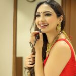 Pooja Banerjee Instagram – Just like my saree I’m woven with elegance, grace and finesse… ⚜️ Saree by @kankatala
⚜️HAIR & MAKE-UP BY @change_salon_professional
⚜️ Shot by @adphottography
#PoojaBanerjii #KanjeevaramSaree #DrapeDiaries #sareelove #sareeloverforever #saree #Bengaligirl Nagpur