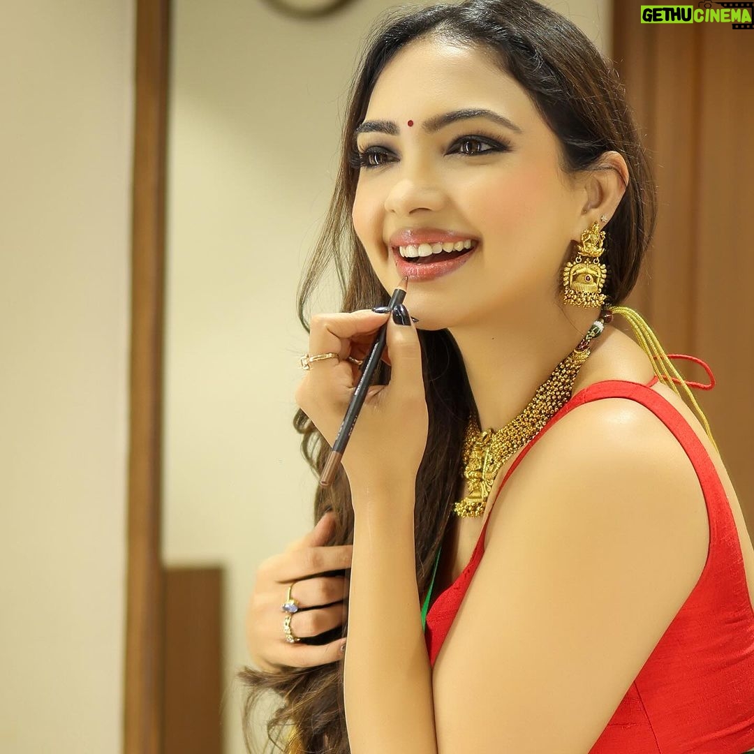 Pooja Banerjee Instagram - Just like my saree I’m woven with elegance, grace and finesse… ⚜️ Saree by @kankatala ⚜️HAIR & MAKE-UP BY @change_salon_professional ⚜️ Shot by @adphottography #PoojaBanerjii #KanjeevaramSaree #DrapeDiaries #sareelove #sareeloverforever #saree #Bengaligirl Nagpur