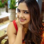 Pooja Banerjee Instagram - Just like my saree I’m woven with elegance, grace and finesse… ⚜️ Saree by @kankatala ⚜️HAIR & MAKE-UP BY @change_salon_professional ⚜️ Shot by @adphottography #PoojaBanerjii #KanjeevaramSaree #DrapeDiaries #sareelove #sareeloverforever #saree #Bengaligirl Nagpur