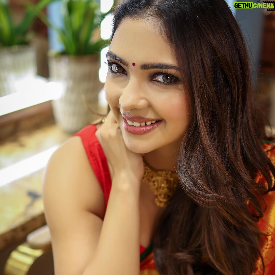 Pooja Banerjee Instagram - Just like my saree I’m woven with elegance, grace and finesse… ⚜️ Saree by @kankatala ⚜️HAIR & MAKE-UP BY @change_salon_professional ⚜️ Shot by @adphottography #PoojaBanerjii #KanjeevaramSaree #DrapeDiaries #sareelove #sareeloverforever #saree #Bengaligirl Nagpur
