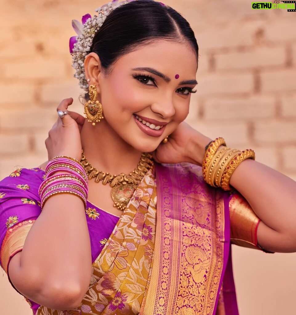 Pooja Banerjee Instagram - Draped in the vibrant hues of Kanjeevaram saree ⚜️ Saree by @kankatala ⚜️HAIR & MAKE-UP BY @geetanjalisalon ⚜️ Floral accessories by @florenzaaflowers #PoojaBanerjii #KanjeevaramSaree #DrapeDiaries #sareelove #sareeloverforever #saree #Bengaligirl New Delhi