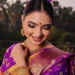 Pooja Banerjee Instagram – Draped in the vibrant hues of Kanjeevaram saree 

⚜️ Saree by @kankatala

⚜️HAIR & MAKE-UP BY @geetanjalisalon 

⚜️ Floral accessories by @florenzaaflowers 

#PoojaBanerjii  #KanjeevaramSaree #DrapeDiaries #sareelove #sareeloverforever  #saree #Bengaligirl New Delhi
