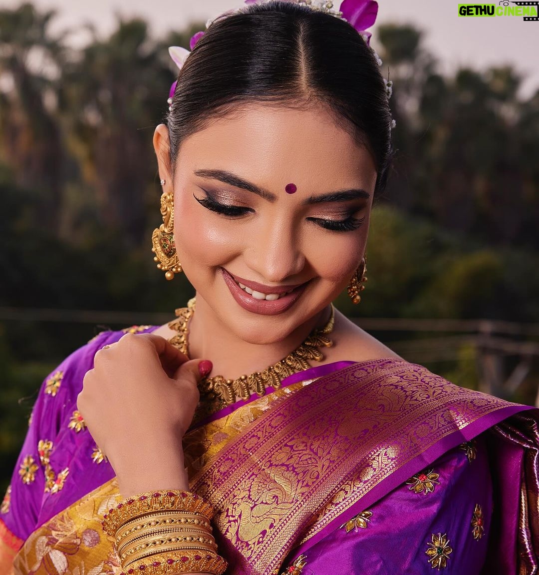 Pooja Banerjee Instagram - Draped in the vibrant hues of Kanjeevaram saree ⚜️ Saree by @kankatala ⚜️HAIR & MAKE-UP BY @geetanjalisalon ⚜️ Floral accessories by @florenzaaflowers #PoojaBanerjii #KanjeevaramSaree #DrapeDiaries #sareelove #sareeloverforever #saree #Bengaligirl New Delhi