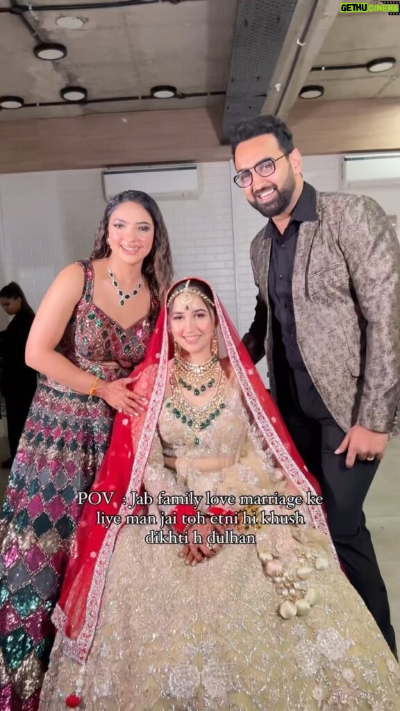Pooja Banerjee Instagram - POV : Jab family love marriage ke liye man jai toh etni hi khush dikhti h dulhan Bride @malvikasejwal At @geetanjalisalon @geetanjalisalonacademy Hm @the.esthetic.glance @hairbyprabb . . #funny #bridelove #happybride #geetanjalisalon Geetanjali Academy
