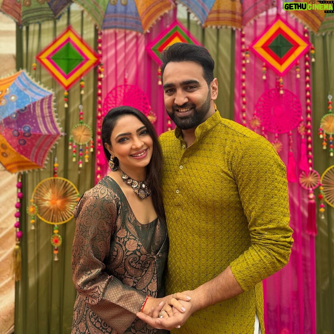 Pooja Banerjee Instagram - New year begins with colourful and happening events.. witnessing the most unique wedding of @malvikasejwal and @asiriwick11 .. love beyond borders.. 🇮🇳 🇱🇰 Lankan fell in love with Indian… #AsiriKiMal happy New year to my lovely Insta Fam ❤️ New Delhi