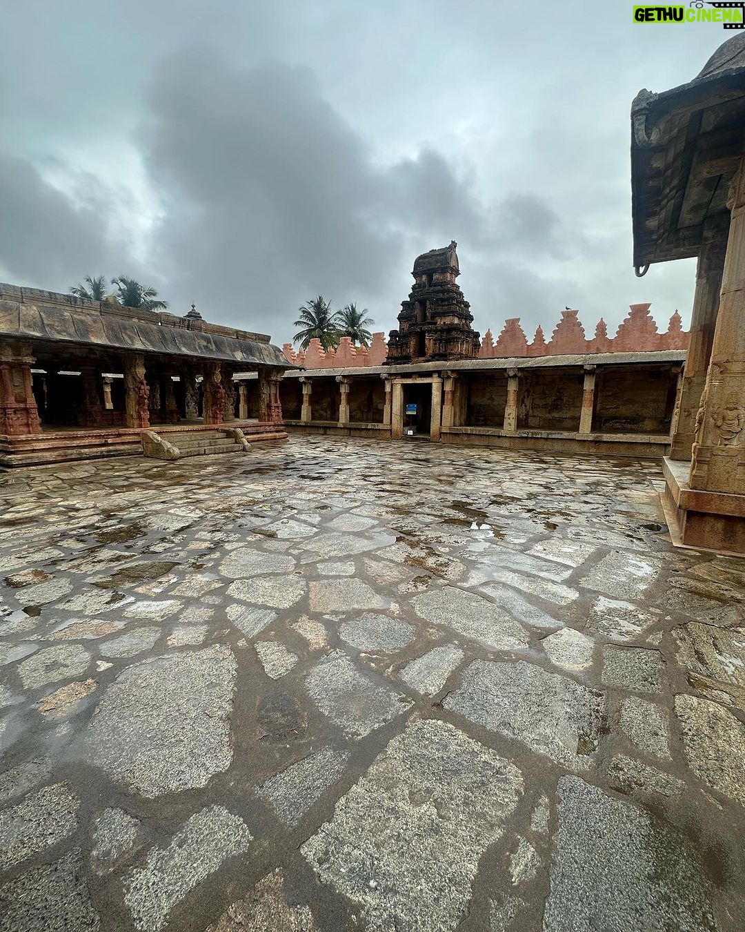Pooja Sawant Instagram - Blessings are everywhere .. in every smile , in every tear and in every prayer πβ₯οΈπΈ be thankful to the universe for heavenly blessings.. even for the blessings you are unaware of β¨π« Bhogo Nandeeshwara Temple, Nandi Hills