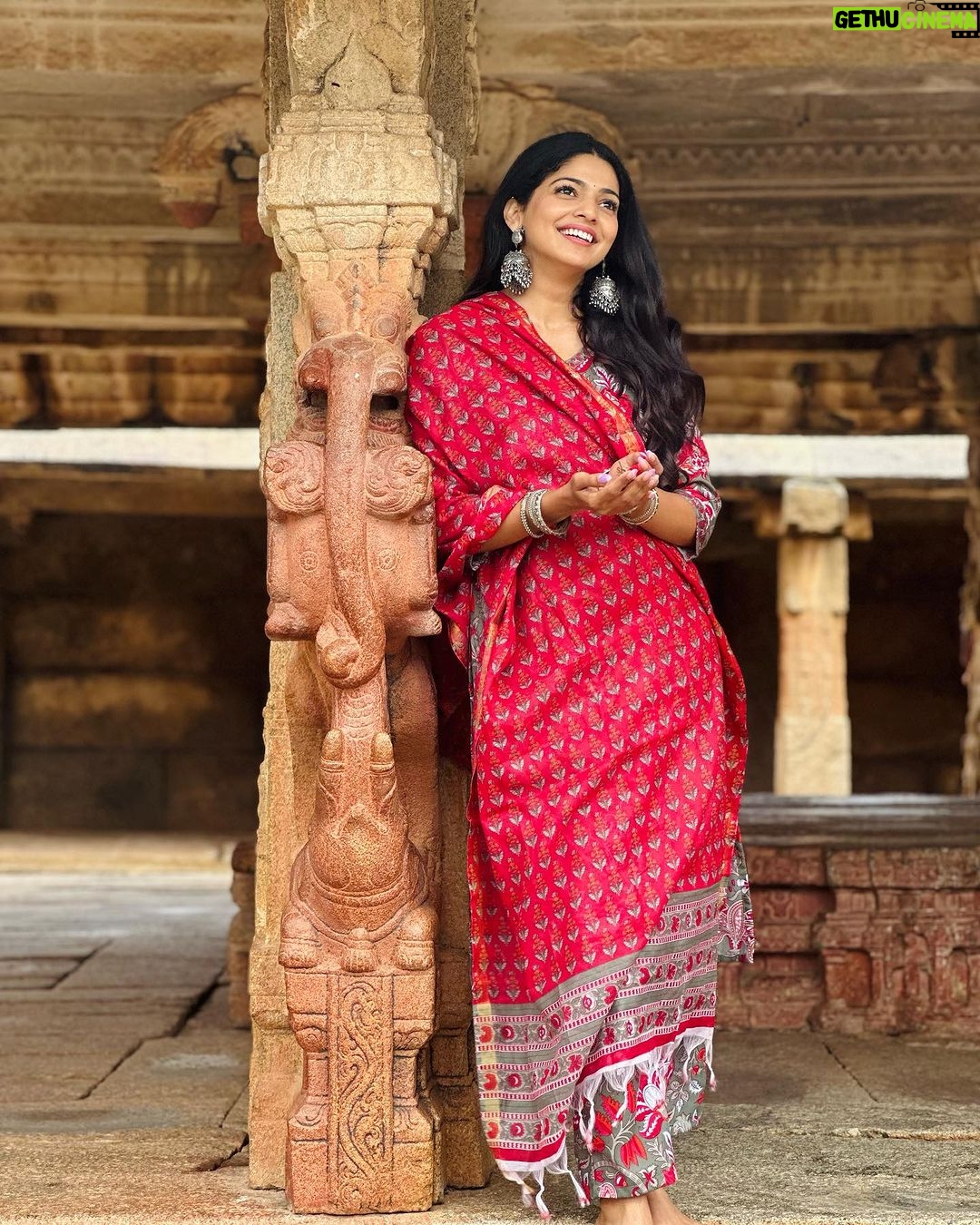 Pooja Sawant Instagram - Blessings are everywhere .. in every smile , in every tear and in every prayer 🙏♥️🌸 be thankful to the universe for heavenly blessings.. even for the blessings you are unaware of ✨💫 Bhogo Nandeeshwara Temple, Nandi Hills