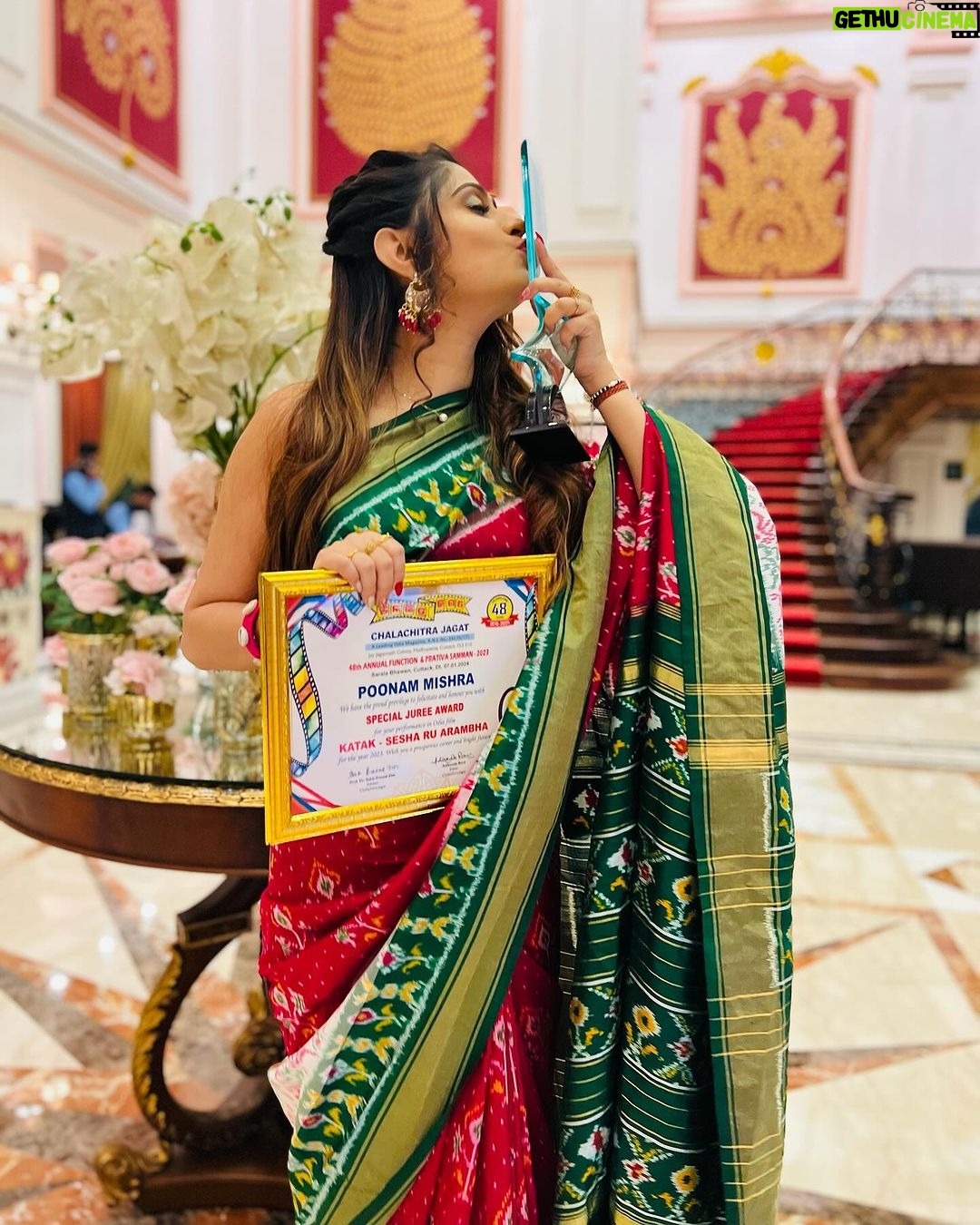 Poonam Mishra Instagram - What a start to the year 2024…😍 Grateful for receiving Best Actress 2024(Jury)for the much appreciated Movie “KATAK - Sesha Ru Arambha” Thanks a lot my entire cast and crew for your support. Thanks @sudhanshumohansahoo Sir @prittttam for giving me this opportunity. Thanks @asadnizamofficial bhai for giving such beautiful songs in the movie. Much love to all and Once again thanks all dear viewers fans and public of Odisha 🙏🏻 Wearing mom’s saree is an absolute bliss…🧿 @swarnalata.mishra Mua @babitamarvella 😍😍😍 P.c: @tripathykaliprasad