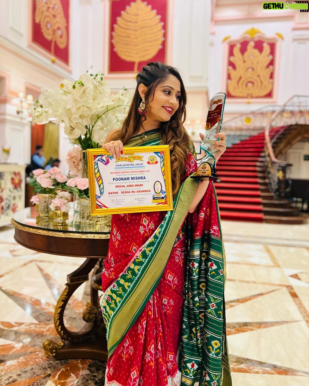 Poonam Mishra Instagram - What a start to the year 2024…😍 Grateful for receiving Best Actress 2024(Jury)for the much appreciated Movie “KATAK - Sesha Ru Arambha” Thanks a lot my entire cast and crew for your support. Thanks @sudhanshumohansahoo Sir @prittttam for giving me this opportunity. Thanks @asadnizamofficial bhai for giving such beautiful songs in the movie. Much love to all and Once again thanks all dear viewers fans and public of Odisha 🙏🏻 Wearing mom’s saree is an absolute bliss…🧿 @swarnalata.mishra Mua @babitamarvella 😍😍😍 P.c: @tripathykaliprasad
