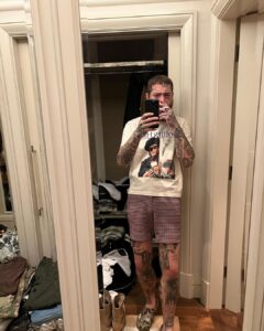 Post Malone Instagram - ur in her chat, she made me mod 🤷🏻‍♀️we r not the same 😤🥵