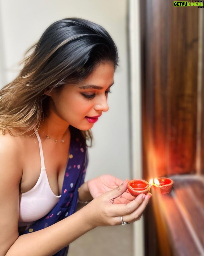 Pranati Rai Prakash Instagram - Happy Diwali 🪔 Sending everyone lots of love and light! 🪄❤️
