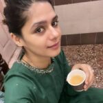 Pranati Rai Prakash Instagram – The new year is coming! 🎄 Past week highlights! ♥️
Lots of gyaan from guruji during chats post Kathak classes, also, today I made chai for us; flexing at gym; baby sitting a friend’s dog; auditions and meetings da da… and the usual reading, writing the diary, lots of meditation time and finally introspecting all the experiences the year has given, noting major lessons and excited to move to what’s next! 💌🙌👻🤍