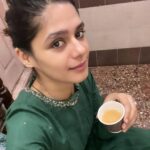 Pranati Rai Prakash Instagram - The new year is coming! 🎄 Past week highlights! ♥️ Lots of gyaan from guruji during chats post Kathak classes, also, today I made chai for us; flexing at gym; baby sitting a friend’s dog; auditions and meetings da da… and the usual reading, writing the diary, lots of meditation time and finally introspecting all the experiences the year has given, noting major lessons and excited to move to what’s next! 💌🙌👻🤍