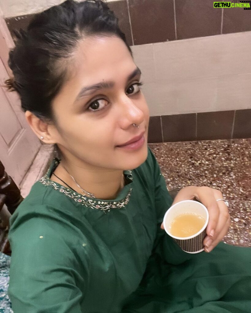Pranati Rai Prakash Instagram - The new year is coming! 🎄 Past week highlights! ♥️ Lots of gyaan from guruji during chats post Kathak classes, also, today I made chai for us; flexing at gym; baby sitting a friend’s dog; auditions and meetings da da… and the usual reading, writing the diary, lots of meditation time and finally introspecting all the experiences the year has given, noting major lessons and excited to move to what’s next! 💌🙌👻🤍