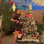 Pranati Rai Prakash Instagram - The new year is coming! 🎄 Past week highlights! ♥️ Lots of gyaan from guruji during chats post Kathak classes, also, today I made chai for us; flexing at gym; baby sitting a friend’s dog; auditions and meetings da da… and the usual reading, writing the diary, lots of meditation time and finally introspecting all the experiences the year has given, noting major lessons and excited to move to what’s next! 💌🙌👻🤍