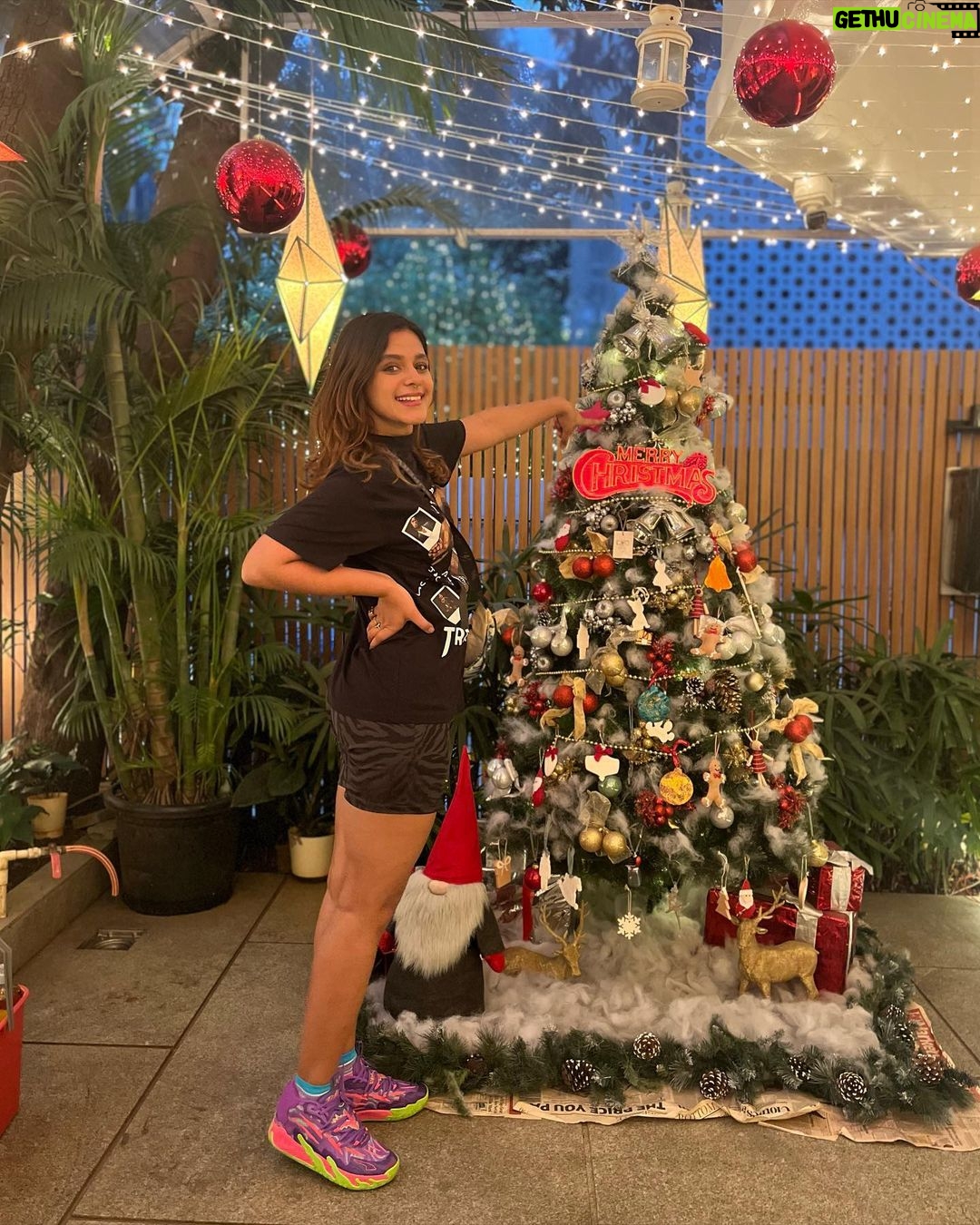 Pranati Rai Prakash Instagram - The new year is coming! 🎄 Past week highlights! ♥️ Lots of gyaan from guruji during chats post Kathak classes, also, today I made chai for us; flexing at gym; baby sitting a friend’s dog; auditions and meetings da da… and the usual reading, writing the diary, lots of meditation time and finally introspecting all the experiences the year has given, noting major lessons and excited to move to what’s next! 💌🙌👻🤍