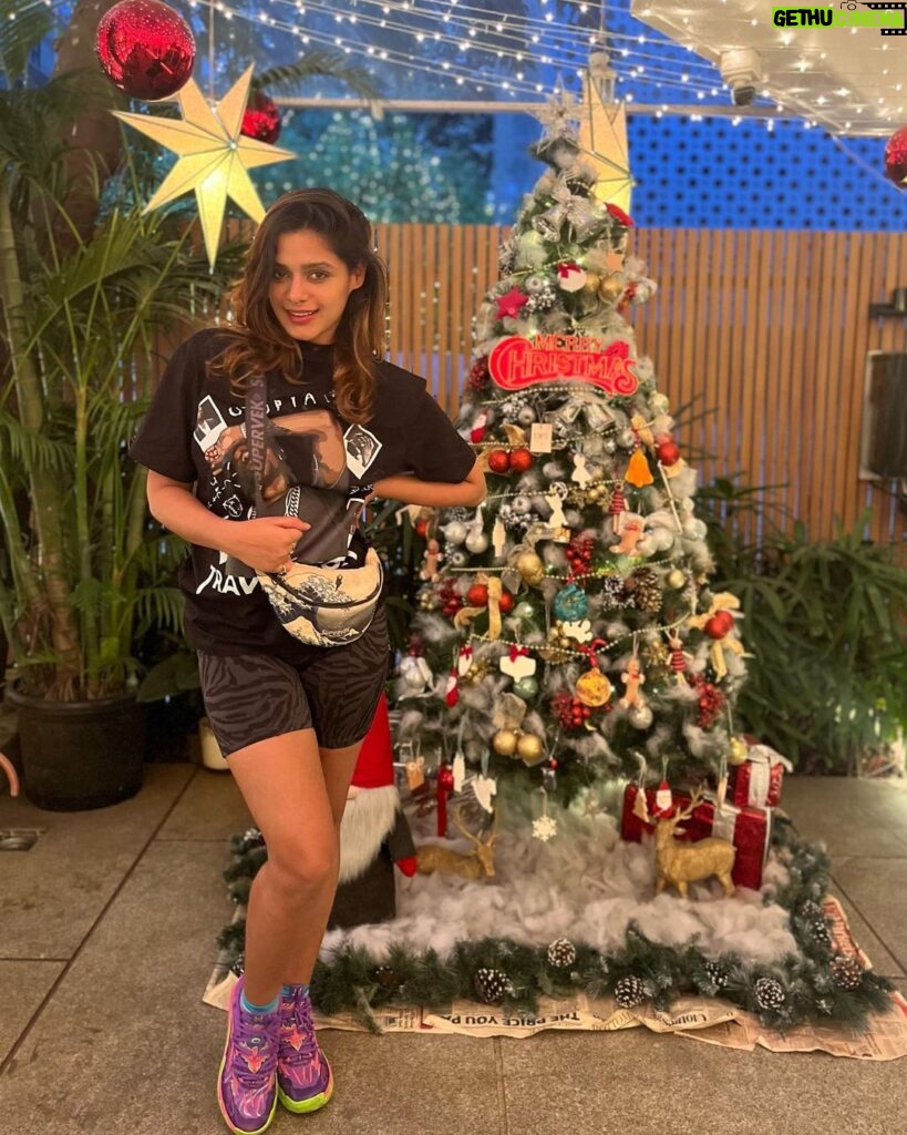 Pranati Rai Prakash Instagram - The new year is coming! 🎄 Past week highlights! ♥️ Lots of gyaan from guruji during chats post Kathak classes, also, today I made chai for us; flexing at gym; baby sitting a friend’s dog; auditions and meetings da da… and the usual reading, writing the diary, lots of meditation time and finally introspecting all the experiences the year has given, noting major lessons and excited to move to what’s next! 💌🙌👻🤍