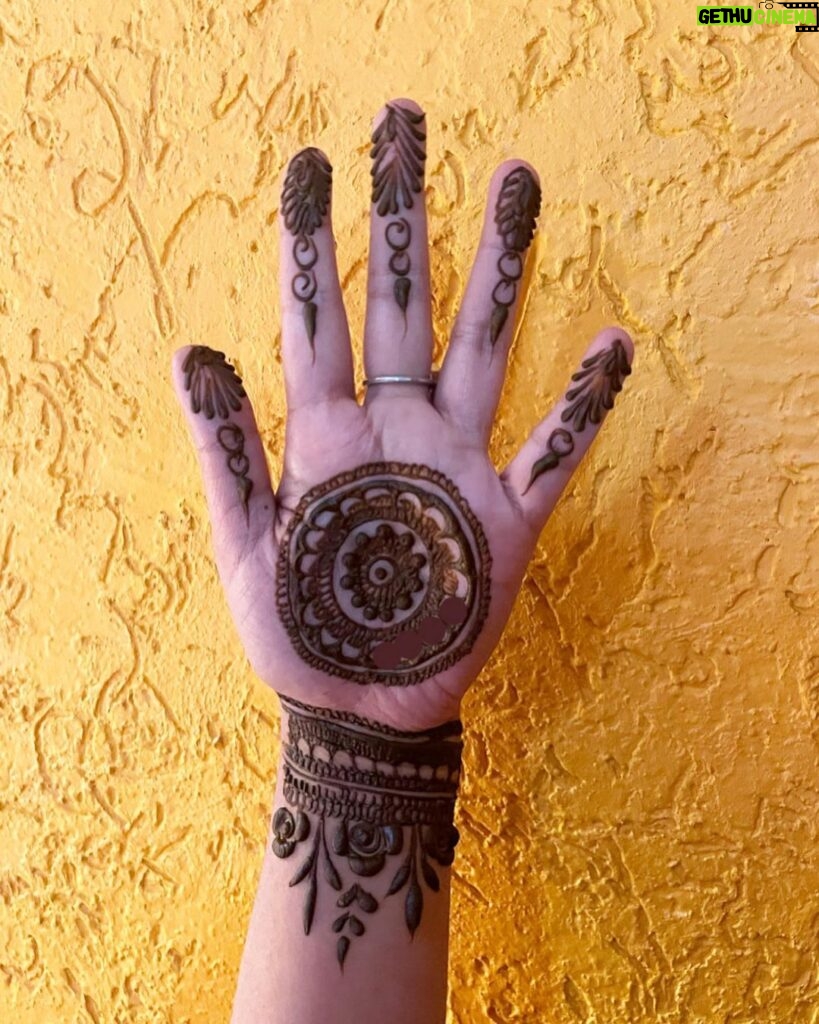Pranati Rai Prakash Instagram - Life’s always like a movie! ♥️🤞Here’s the last week from Mum to Doon to Ggn and back. Have always treated this space with personal deets, however I’m told often now to keep it more professional, so trying…but meanwhile! Attended my school best friend’s wedding in Doon, got mehendi on my hands for the first time!! Dressed up in sari so many times only after the play when my costume was a sari; visited my favourite house where I’ve lived a thousand memories and probably the thoughts of being an actor began back in 2007…met so many of my lovely old friends and their parents 🤍 and a very old friend who reminded me of my ‘Commando’ days back when I was a complete tom boy! Two pictures from the kathak class today and a picture with my friend’s absolutely beautiful dogggo before I left. And dinner with papa day before! All this and can’t believe it’s just been a week. 👻💕🤍 Roller coaster of events and emotions!