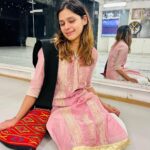 Pranati Rai Prakash Instagram - Life’s always like a movie! ♥️🤞Here’s the last week from Mum to Doon to Ggn and back. Have always treated this space with personal deets, however I’m told often now to keep it more professional, so trying…but meanwhile! Attended my school best friend’s wedding in Doon, got mehendi on my hands for the first time!! Dressed up in sari so many times only after the play when my costume was a sari; visited my favourite house where I’ve lived a thousand memories and probably the thoughts of being an actor began back in 2007…met so many of my lovely old friends and their parents 🤍 and a very old friend who reminded me of my ‘Commando’ days back when I was a complete tom boy! Two pictures from the kathak class today and a picture with my friend’s absolutely beautiful dogggo before I left. And dinner with papa day before! All this and can’t believe it’s just been a week. 👻💕🤍 Roller coaster of events and emotions!