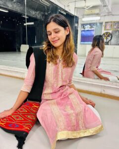 Pranati Rai Prakash Instagram - Life’s always like a movie! ♥️🤞Here’s the last week from Mum to Doon to Ggn and back. Have always treated this space with personal deets, however I’m told often now to keep it more professional, so trying…but meanwhile! Attended my school best friend’s wedding in Doon, got mehendi on my hands for the first time!! Dressed up in sari so many times only after the play when my costume was a sari; visited my favourite house where I’ve lived a thousand memories and probably the thoughts of being an actor began back in 2007…met so many of my lovely old friends and their parents 🤍 and a very old friend who reminded me of my ‘Commando’ days back when I was a complete tom boy! Two pictures from the kathak class today and a picture with my friend’s absolutely beautiful dogggo before I left. And dinner with papa day before! All this and can’t believe it’s just been a week. 👻💕🤍 Roller coaster of events and emotions!