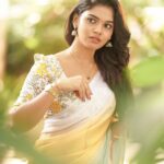 Pranika Dhakshu Instagram - ஓசையின்றி பேசிடுவாள் விழிமொழியில்.....!!!🦋🍃 Costumes - @kaarigai.sarees Photographer - @camerasenthil Makeup - @anjusartistry Shoot Organized by @rrajeshananda . . . #pranikadhakshu #zara #saree #sareelove #sareelover #sareefashion #sareelovers #traditional #trending #style #look