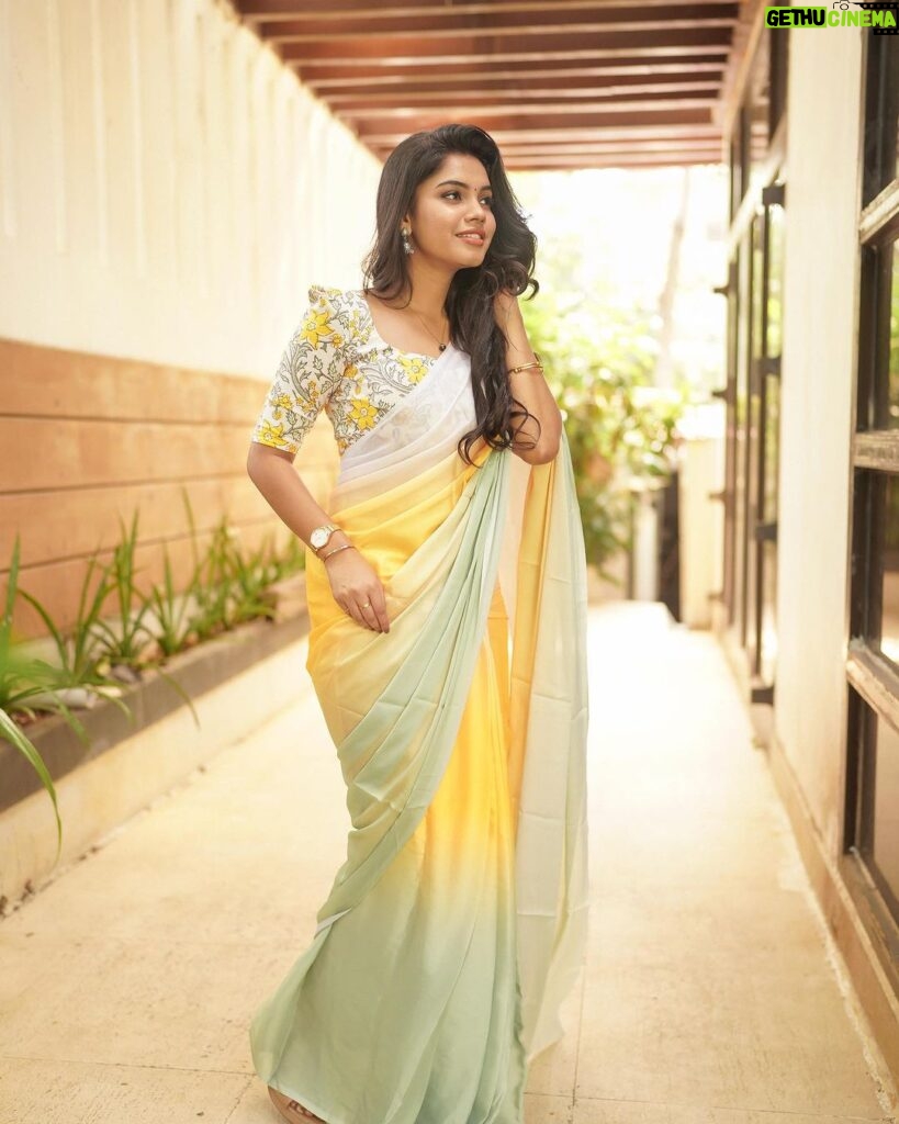 Pranika Dhakshu Instagram - ஓசையின்றி பேசிடுவாள் விழிமொழியில்.....!!!🦋🍃 Costumes - @kaarigai.sarees Photographer - @camerasenthil Makeup - @anjusartistry Shoot Organized by @rrajeshananda . . . #pranikadhakshu #zara #saree #sareelove #sareelover #sareefashion #sareelovers #traditional #trending #style #look