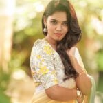 Pranika Dhakshu Instagram - ஓசையின்றி பேசிடுவாள் விழிமொழியில்.....!!!🦋🍃 Costumes - @kaarigai.sarees Photographer - @camerasenthil Makeup - @anjusartistry Shoot Organized by @rrajeshananda . . . #pranikadhakshu #zara #saree #sareelove #sareelover #sareefashion #sareelovers #traditional #trending #style #look
