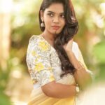 Pranika Dhakshu Instagram - “அவ்வளவு!” , “எவ்வளவு!” என்று அளக்க முடியா அழகியடி் நீ…!!!🦋🍃 Costumes - @kaarigai.sarees Photographer - @camerasenthil Makeup - @anjusartistry Shoot Organized by @rrajeshananda . . . #pranikadhakshu #zara #saree #sareelove #sareelover #sareefashion #sareelovers #traditional #trending #style #look