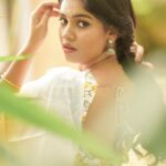 Pranika Dhakshu Instagram - “அவ்வளவு!” , “எவ்வளவு!” என்று அளக்க முடியா அழகியடி் நீ…!!!🦋🍃 Costumes - @kaarigai.sarees Photographer - @camerasenthil Makeup - @anjusartistry Shoot Organized by @rrajeshananda . . . #pranikadhakshu #zara #saree #sareelove #sareelover #sareefashion #sareelovers #traditional #trending #style #look