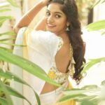 Pranika Dhakshu Instagram - “அவ்வளவு!” , “எவ்வளவு!” என்று அளக்க முடியா அழகியடி் நீ…!!!🦋🍃 Costumes - @kaarigai.sarees Photographer - @camerasenthil Makeup - @anjusartistry Shoot Organized by @rrajeshananda . . . #pranikadhakshu #zara #saree #sareelove #sareelover #sareefashion #sareelovers #traditional #trending #style #look