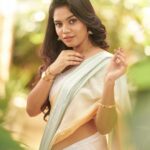 Pranika Dhakshu Instagram – பல கவிதை எழுதுகிறேன்
எதிலும் உன்நினைவுகளின்
சாயல் இல்லாமல் முடிந்ததில்லை..!!!🦋🍃

Costumes – @kaarigai.sarees
Photographer – @camerasenthil
Makeup – @anjusartistry
Shoot Organized by @rrajeshananda
.
.
.
#pranikadhakshu #zara #saree #sareelove #sareelover #sareefashion #sareelovers #traditional #trending #style #look