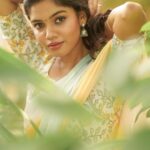 Pranika Dhakshu Instagram – பல கவிதை எழுதுகிறேன்
எதிலும் உன்நினைவுகளின்
சாயல் இல்லாமல் முடிந்ததில்லை..!!!🦋🍃

Costumes – @kaarigai.sarees
Photographer – @camerasenthil
Makeup – @anjusartistry
Shoot Organized by @rrajeshananda
.
.
.
#pranikadhakshu #zara #saree #sareelove #sareelover #sareefashion #sareelovers #traditional #trending #style #look