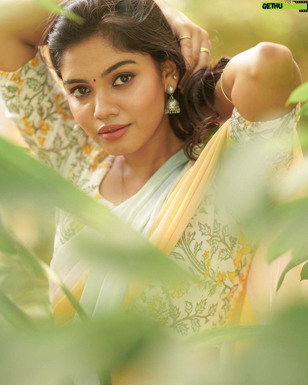 Pranika Dhakshu Instagram - பல கவிதை எழுதுகிறேன் எதிலும் உன்நினைவுகளின் சாயல் இல்லாமல் முடிந்ததில்லை..!!!🦋🍃 Costumes - @kaarigai.sarees Photographer - @camerasenthil Makeup - @anjusartistry Shoot Organized by @rrajeshananda . . . #pranikadhakshu #zara #saree #sareelove #sareelover #sareefashion #sareelovers #traditional #trending #style #look