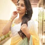 Pranika Dhakshu Instagram – பல கவிதை எழுதுகிறேன்
எதிலும் உன்நினைவுகளின்
சாயல் இல்லாமல் முடிந்ததில்லை..!!!🦋🍃

Costumes – @kaarigai.sarees
Photographer – @camerasenthil
Makeup – @anjusartistry
Shoot Organized by @rrajeshananda
.
.
.
#pranikadhakshu #zara #saree #sareelove #sareelover #sareefashion #sareelovers #traditional #trending #style #look