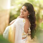 Pranika Dhakshu Instagram – தொடுதிரையில்
அவள் முகம்
இயல்பாகவே அரும்புகிறது
இதழில் குறுநகை…!!! 🦋🍃

Costumes – @kaarigai.sarees
Photographer – @camerasenthil
Makeup – @anjusartistry
Shoot Organized by @rrajeshananda
.
.
.
#pranikadhakshu #zara #saree #sareelove #sareelover #sareefashion #sareelovers #traditional #trending #style #look