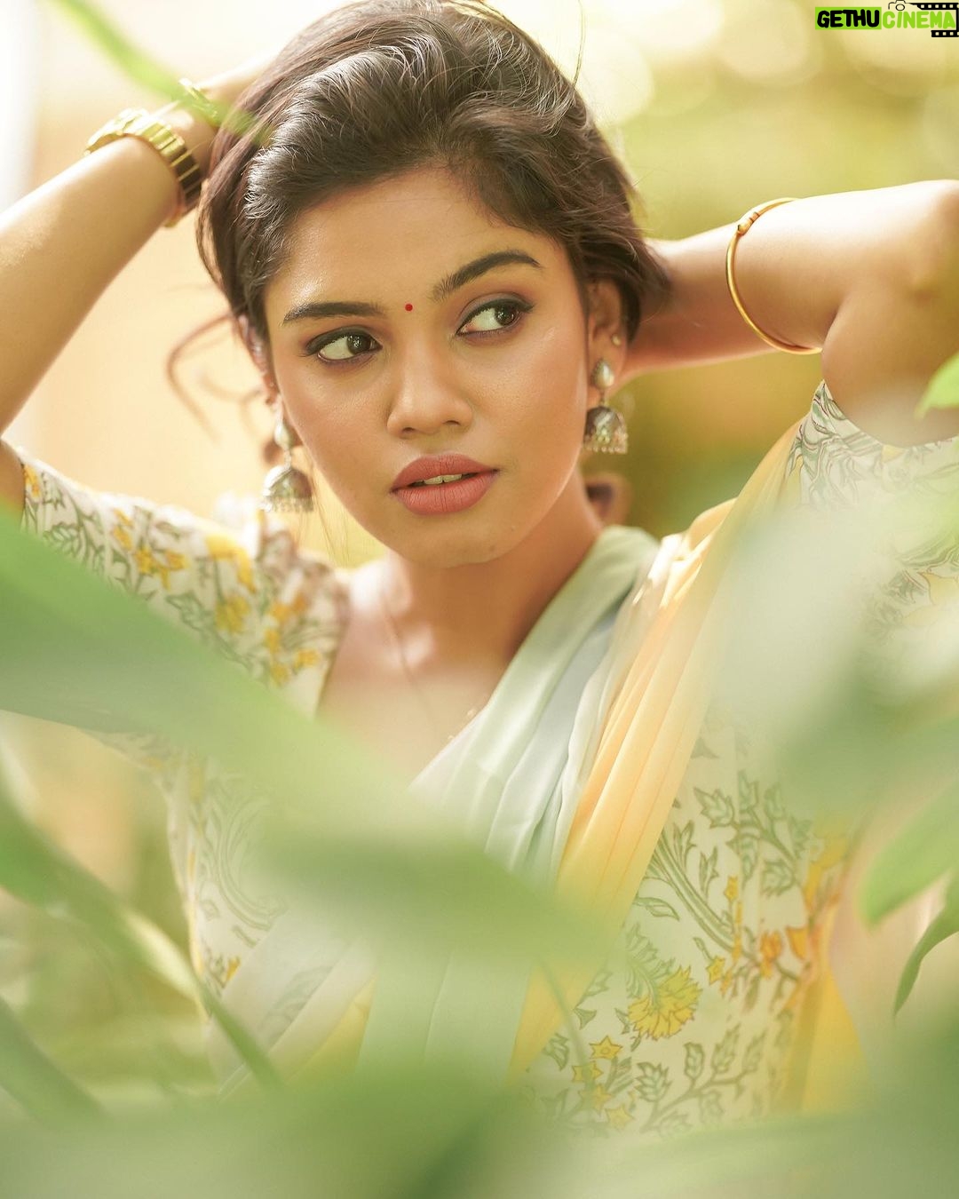Pranika Dhakshu Instagram - பல கவிதை எழுதுகிறேன் எதிலும் உன்நினைவுகளின் சாயல் இல்லாமல் முடிந்ததில்லை..!!!🦋🍃 Costumes - @kaarigai.sarees Photographer - @camerasenthil Makeup - @anjusartistry Shoot Organized by @rrajeshananda . . . #pranikadhakshu #zara #saree #sareelove #sareelover #sareefashion #sareelovers #traditional #trending #style #look