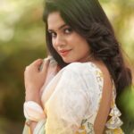 Pranika Dhakshu Instagram – தொடுதிரையில்
அவள் முகம்
இயல்பாகவே அரும்புகிறது
இதழில் குறுநகை…!!! 🦋🍃

Costumes – @kaarigai.sarees
Photographer – @camerasenthil
Makeup – @anjusartistry
Shoot Organized by @rrajeshananda
.
.
.
#pranikadhakshu #zara #saree #sareelove #sareelover #sareefashion #sareelovers #traditional #trending #style #look