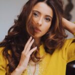 Pranitaa Pandit Instagram - Dealing with dandruff can be quite challenging, especially with my busy schedule filled with long work hours, household responsibilities, and intense workouts. Ensuring a dandruff-free scalp is crucial amidst this hustle . Fortunately, I’ve discovered an ideal solution in the @indulekha_care Dandruff Treatment 💚 The Indulekha Svetakutaja Hair Oil is infused with Svetakutaja and has anti microbial properties which are known to fight dandruff. It is clinically proven to treat dandruff in just 2 weeks*. I follow up with Indulekha Dandruff Treatment Shampoo. It purifies the scalp and reduces visible white flakes. Grab yours today and bid farewell to dandruff concerns forever. #AD #IndulekhaSvetakutaja #AntiDandruff #IndulekhaHairOil #haircare #IndulekhaHairOil #IndulekhaPartner #indulekhahaircare #byebyedandruff *Basis clinical study conducted by independent Clinical Research Organization in 2022